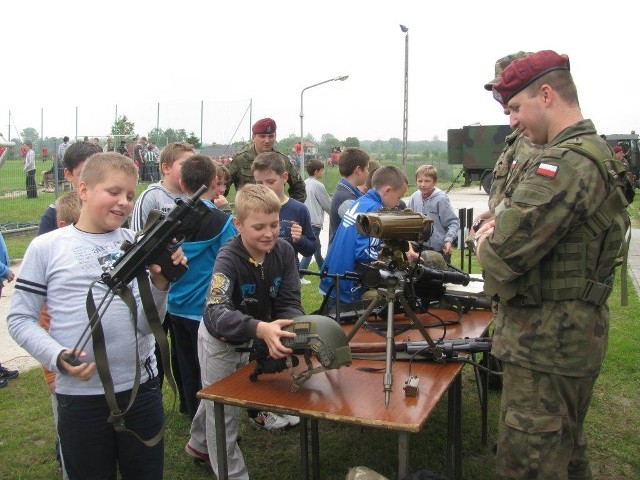 Młodzież chętnie oglądała broń i wyposażenie wojskowe.
