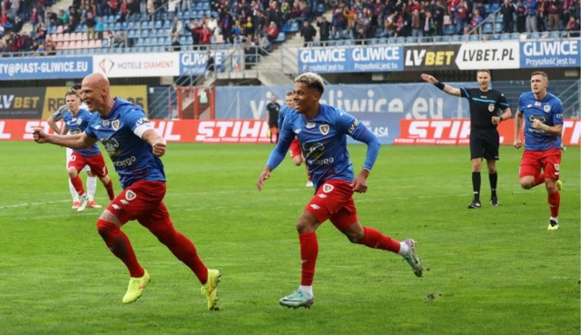 Jakub Czerwiński (Piast Gliwice) celebruje zdobycie gola z Zagłębiem Lubin.