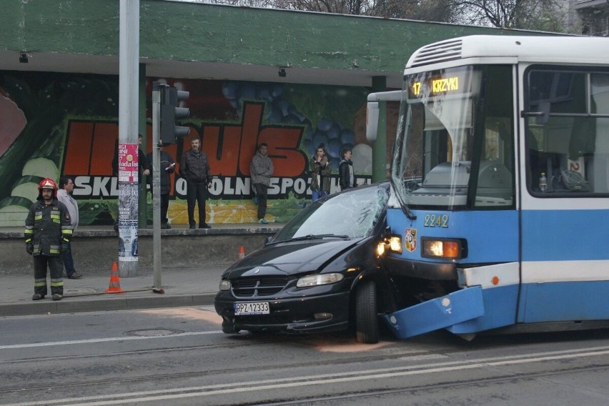 Wypadek na Sienkiewicza. Samochód wjechał pod tramwaj, były utrudnienia [ZDJĘCIA]