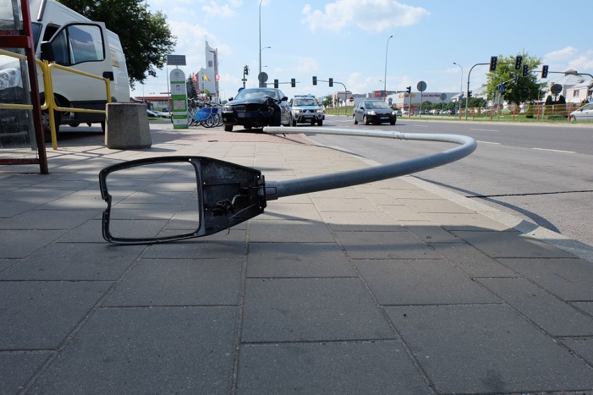 Wypadek BMW na Popiełuszki w Białymstoku. Kierowca uderzył w...