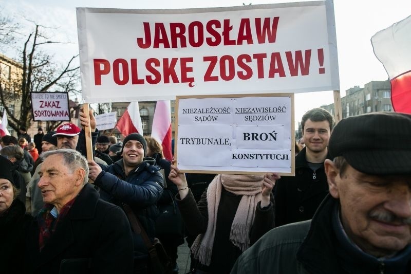 Manifestacja na pl. Dąbrowskiego. Narodowcy atakują KOD! Popularne HASŁA [zdjęcia]