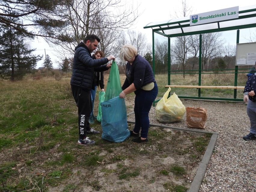 Sprzątali swoją wieś i znaleźli pieniądze. Dzieci miały nagrodę [zdjęcia]