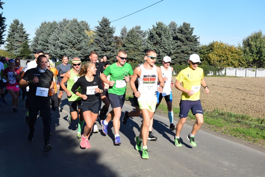 Sportowy poranek w Wiągu. Około 80 uczestników wzięło udział w biegu i marszu nordic walking