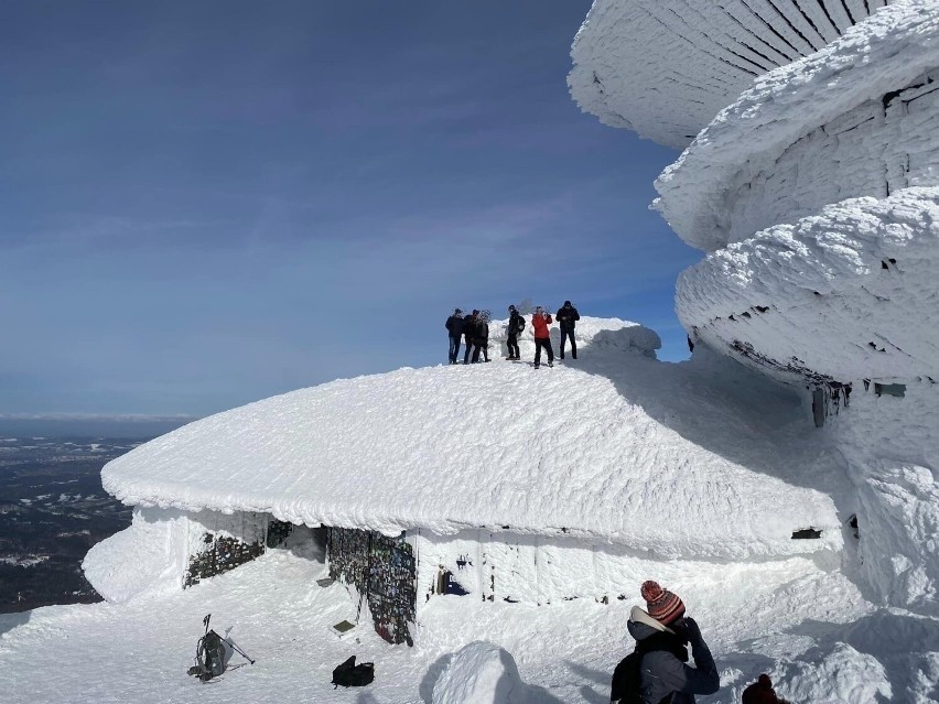 Turyści na dachu obserwatorium na Śnieżce