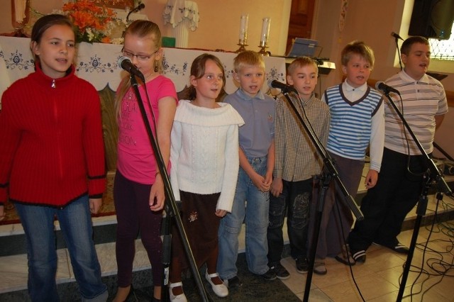 Zespół "Wesołe dzieci&#8221; z SP w Olszewce  wykonał m.in. utwór "Jak rozpoznać mam Chrystusa&#8221;