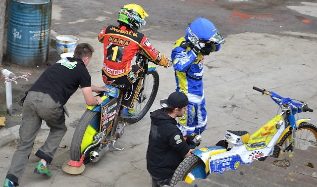 Kibiców żużla przyciągnęła na stadion możliwość obserwowania walki m.in. zawodników z Grand Prix.Jednym z nich był Antonio Lindbäck (Start), startujący z numerem 1. I był najlepszym zawodnikiem meczu (14+1 pkt). Obok stoi Andrij Karpow (GTŻ).