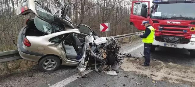 W Goździkowie samochód osobowy zderzył się z Piaskarką. Po wypadku droga jest zablokowana.