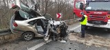 Wypadek na drodze krajowej 12 w Goździkowie w gminie Gielniów. Osobówka zderzyła się z piaskarką. Cztery osoby ranne. Zobacz zdjęcia 