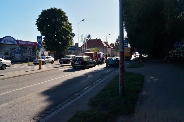 W piątek około godziny 15:30 na ul. Poznańskiej w Słupsku doszło do kolizji trzech samochodów. Kierująca osobowym passatem wjechała w tył przyczepki ciągniętej przez forda, ten natomiast uderzył w tył octavii.