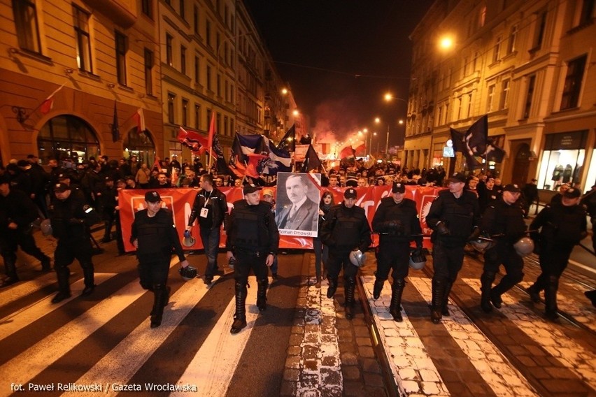 W świetle pochodni ulicami Wrocławia przeszedł Marsz Patriotów (ZDJĘCIA, FILM)