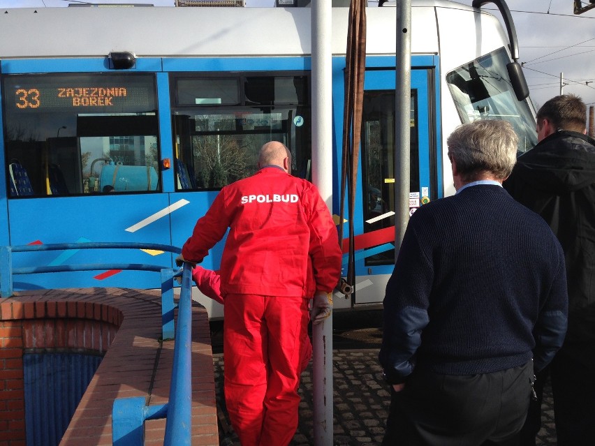 Wykolejenie tramwaju linii 33 na pl. Jana Pawła II