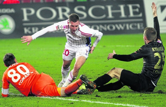 [sc]2. Górnik Zabrze: 1 gol za 8,8 strzału[/sc]Najlepszy strzelec Górnika, Mateusz Zachara, pokonał bramkarzy rywali ośmiokrotnie. Aby to osiągnąć oddał 25 strzałów, z których 11 było celnych, co oznacza, że gdy już zabrzański snajper trafiał między słupki a poprzeczkę to golkiperzy mieli niewielkie szanse, aby wyjść z tego z czystym kontem.W sumie piłkarze Roberta Warzychy i Józefa Dankowskiego oddali w 19. meczach dokładnie 220 strzałów (średnio 11,58 w spotkaniu), ale zaledwie 82 z nich były celne (czyli mniej  więcej niż co trzeci, a w  przeliczeniu na jeden mecz oznacza to zaledwie 4 takie udane próby przez 90 minut!). Portal ekstraklasa.org uznaje jednak, że poziomy zarówno w ilości strzałów, jak i skuteczności  w  przypadku Górnika są wysokie. W sumie nie należy się temu dziwić, bo przecież 25 goli oznacza, że co trzeci celny strzał lądował w  siatce przeciwników.Najczęściej w ogóle strzelającym zabrzaninem okazał się Roman Gergel - autor aż 34 takich prób.Z tych uderzeń celnych było 11 i padły dwa gole. Najwięcej precyzyjnych kopnięć zaliczył natomiast Łukasz Madej (14 na ogólną liczbę 32), zdobywca trzech bramek.Najlepszym strzelcem Górnika Zabrze jest Mateusz Zachara. Gdy już trafia w bramkę zazwyczaj pada gol