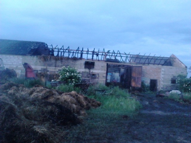 Podczas gaszenia pożaru zawaliła się większa część dachu oraz fragment stropu