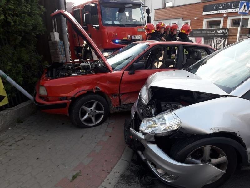 Zderznie aut na skrzyżowaniu ulic Głowackiego i Paderewskiego