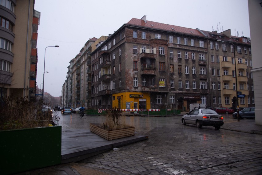 Z Daszyńskiego znikają parklety. Zielona ulica z awarią sieci wodociągowej