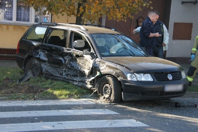 Jedna osoba w momencie przybycia straży pożarnej pozostawała wewnątrz rozbitego pojazdu, pozostałe osoby samodzielnie opuściły pojazdy. Strażacy udzielili jej pierwszej pomocy.-->