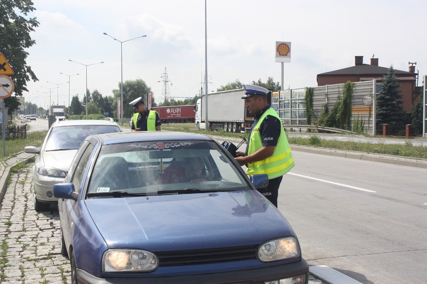 Nietypowa akcja policjantów przy DK 81 w Żorach [ZDJĘCIA]