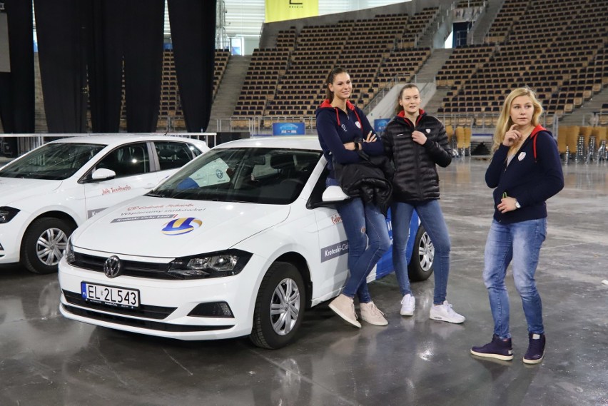 Samochody od sponsora. Siatkarki Budowlanych wsiadły do nowiutkich aut [zdjęcia]