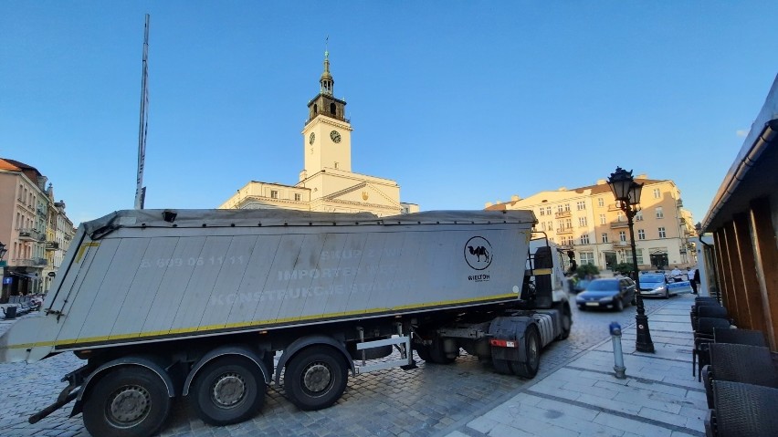 Pijany kierowca wjechał ciężarówką na płytę Głównego Rynku w...