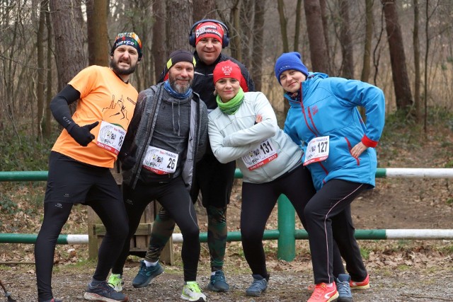 Ponad 130 os&oacute;b w niedzielę wystartowało w Dzikim Crossie. To pierwsza biegowa impreza z tego cyklu. Frekwencja dopisała, a uczestnicy pobiegli przez las na dystansach 10 i 21 kilometra. Tradycyjnie organizatorem było stowarzyszenie &quot;Biegiem Radom&quot;. W kolejną niedzielę w Jastrzębi odbędzie się bieg &quot;Tropem Wilczym&quot;, gdzie zapowiedziała się jeszcze większa grupa uczestnik&oacute;w. BIEGŁEŚ W KOZŁOWIE? ZNAJDŹ SIĘ NA ZDJĘCIACH ===&gt;&gt;&gt; 