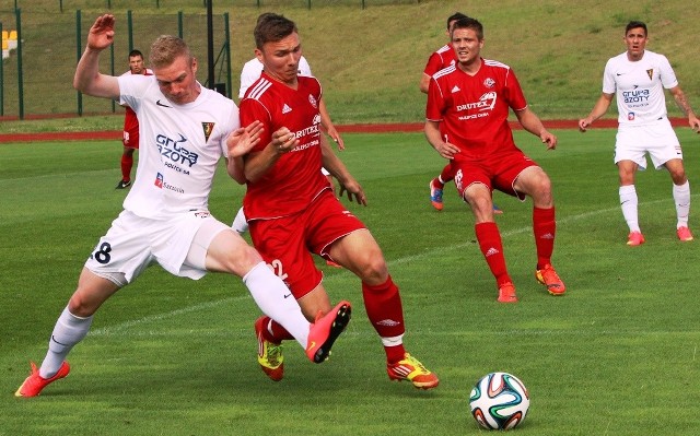 Mateusz Lewandowski w pojedynku z zawodnikiem Bytovii.