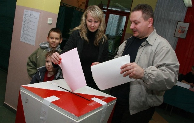 Około 10.30 w lokalu w przedszkolu przy ul. Mickiewicza głosowali m.in. Justyna i Wojciech Łętowscy. Sekundowali im syn Dawid i jego kuzyn Patryk.