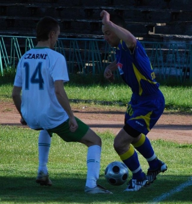 Juventa Perfopol pokonała Czarnych 2:0. Krystian Płusa (z prawej) walczy o piłkę z Jarosławem Witkowskim.