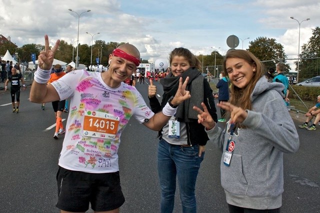 Łukasz Dymek z wolontariuszkami Fundacji Rak’n’Roll podczas sobotniego maratonu.
