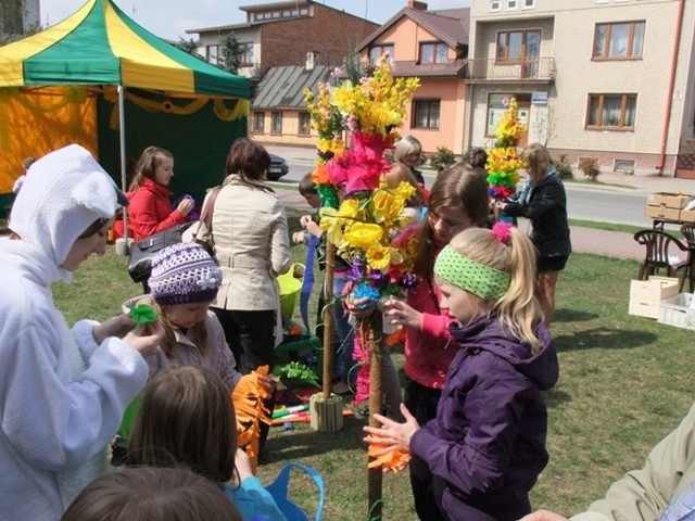 Podczas białobrzeskiego Jarmarku Wielkanocnego zorganizowano między innymi konkurs na najpiękniejszą palmą, którą uczestniczy przygotowywali podczas imprezy.