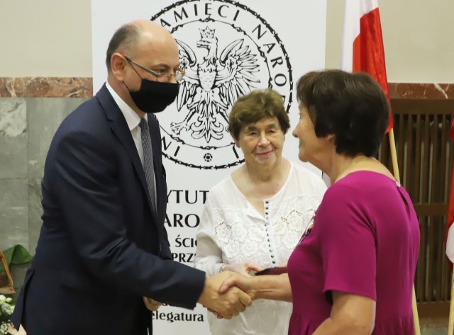 Krzyż Wolności i Solidarności odbiera Krystyna Gielniowska. W środku Zofia Romaszewska, z lewej dr Mateusz Szpytma.