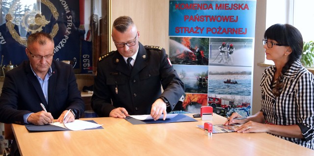W komendzie Państwowej Straży Pożarnej  w Grudziądzu podpisano umowę na budowę nowej siedziby strażaków