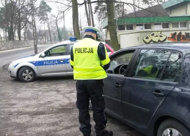 Prowadzący sprawę śledczy, zarzucają czterem mundurowym z Lewina Brzeskiego, że do notatek służbowych wpisywali kontrole, kt&oacute;rych w rzeczywistości nie przeprowadzili.