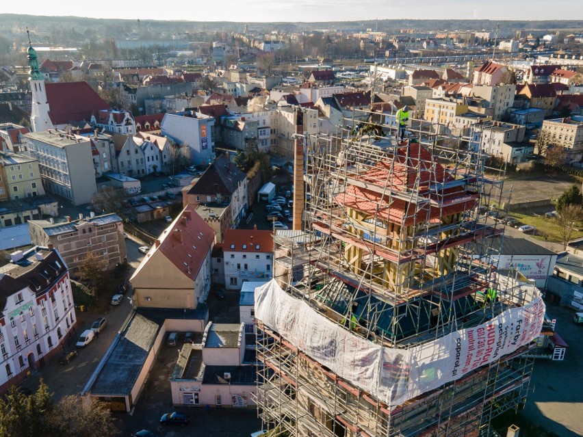 Na wieży żarskiego zamku pracownicy firmy, która remontuje...