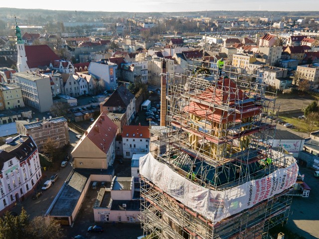 Na wieży żarskiego zamku pracownicy firmy, która remontuje spalony hełm zamku Dewinów  w Żarach kładą już dachówkę,  wykonaną na specjalne zamówienie. Niedługo zakończy się remont hełmu, który spłonął w pożarze rok temu. Zobaczcie w naszej galerii zdjęcia z drona, które pokazują ogrom prac jakie zostały już włożone w odbudowę hełmu.WIDEO: Pierwsze szczepienia przeciwko COVID-19 w żarskim szpitalu