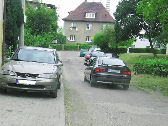 Przy blokach na Rudnowskiej jest za mało miejsc dla samochodów. Dlatego kierowcy wykorzystują każdy skrawek, chodniki też.