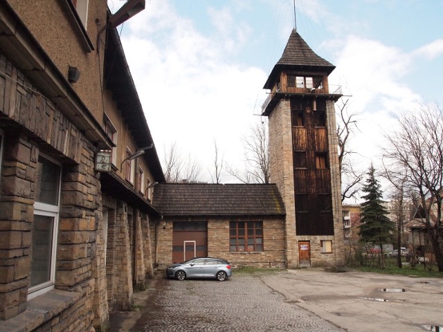 Obecnie strażnica przy Orkana jest zamknięta na cztery spusty. Po budynkach hula wiatr, gołębie i pijaczki