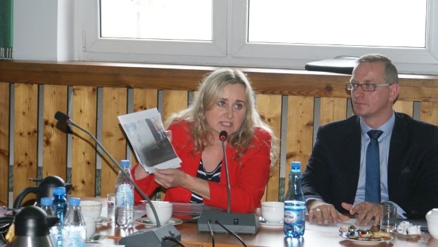 Radna Bogumiła Ropińska przekazała burmistrz zdjęcie i podpisy mieszkańców, którzy zaprzeczają jakoby były z nimi rozmowy.