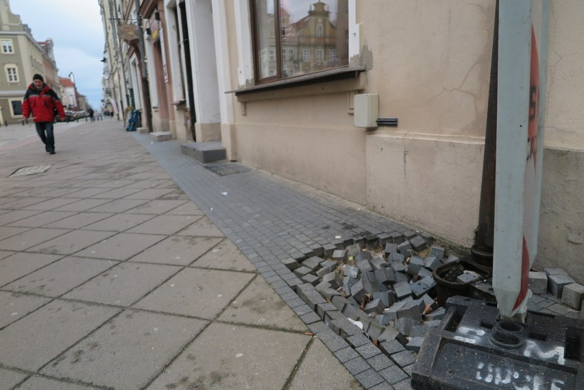 Dziura na Rynku w Opolu straszy od kilku miesięcy. Interwencja czytelników nto. Jest odpowiedź zarządu dróg