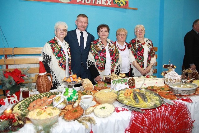 Aż dwadzieścia stołów z potrawami kół gospodyń wiejskich, szkół i domów pomocy społecznej ustawiono w niedzielę podczas dziewiętnastej już edycji wystawy powiatowej „Stoły wigilijne na Kujawach”. >> Najświeższe informacje z regionu, zdjęcia, wideo tylko na www.pomorska.pl 