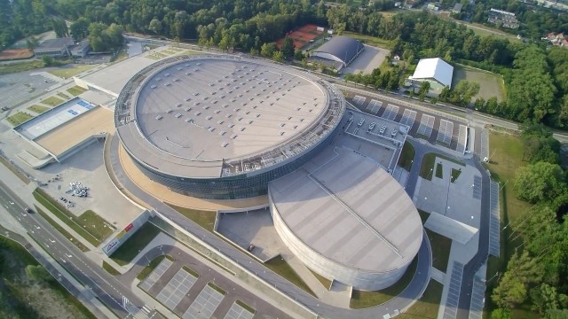 Arena Gliiwice (hala treningowa)Jedna z największych i najmłodszych hal w Polsce, czyli Arena Gliwice (z pojemnością na 17 tys. miejsc) zbudowana została razem z małą halą, zwaną treningową, mieszczącą 1100 osób. W małej hali odbywają się zarówno koncerty, jak i i imprezy sportowe (m.in. mistrzostwa Europy w ju-jitsu). Mała hala jest stałym obiektem drużyny pierwszoligowych koszykarzy, czyli GKS Tychy. W niej jest także mierząca ponad 20 m ścianka wspinaczkowa, z której równocześnie może korzystać 80 osób. Przejdź do kolejnego zdjęcia --->