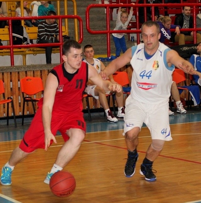 W derbach Stalowej Woli koszykarze Met-Budu (z prawej Paweł Pydych, z piłką Krzysztof Wawro) pokonali Ośrodek Szkolenia Sportowego Młodzieży.