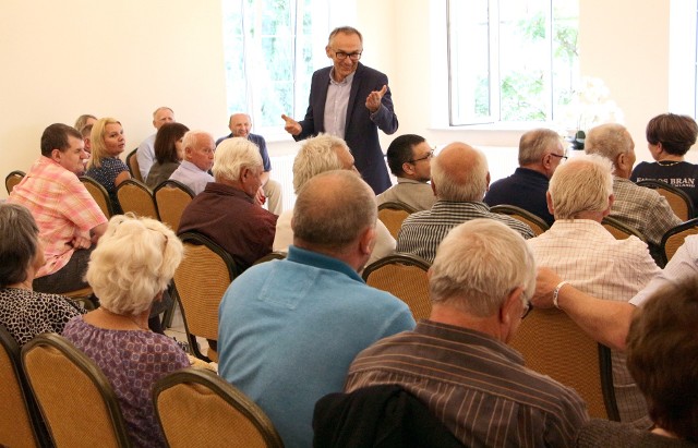 O równe traktowanie stowarzyszeń, płace w urzędach podległych ratuszowi, a także opinię o zakazie wjazdu cyrków ze zwierzętami na miejskie place, grudziądzanie pytali kandydata na prezydenta Andrzeja Guzowskiego.  