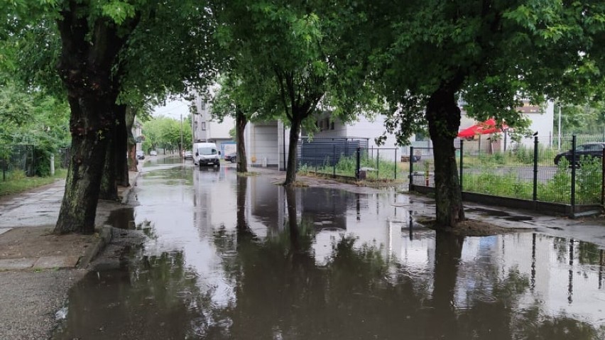 Burza w Łódzkiem! W Piotrkowie zalane ulice i budynki. ZDJĘCIA