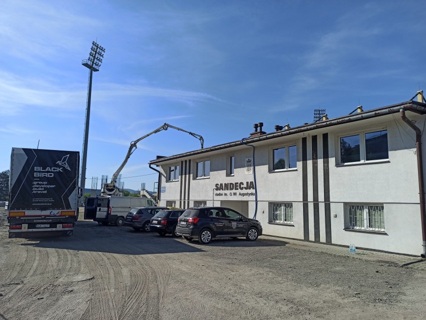 Trwa budowa stadionu Sandecji. Po sezonie zniknie ostatnia trybuna [ZDJĘCIA] 