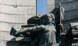 Obrońcy pomnika Czynu Rewolucyjnego w Rzeszowie zwierają szyki i atakują przeciwników