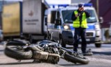 Wypadek motocyklisty. Motocyklista uciekał przed policją. Rozbił się na płocie i trafił do szpitala