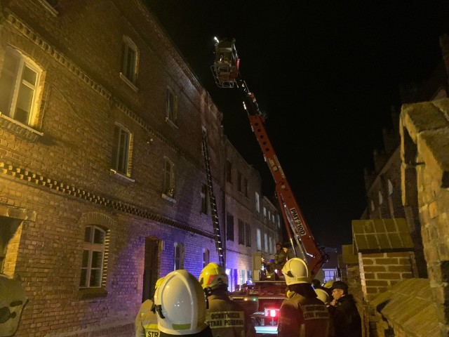 Strażacy gaszą pożar kamienicy przy ul. Kościelnej w Chełmnie