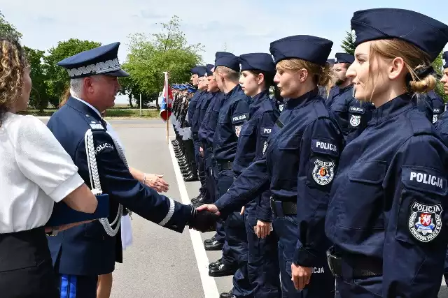 Nowi funkcjonariusze przeszli wieloetapowy proces rekrutacyjny. Aby zostać policjantami musieli spełnić wysokie wymagania, jakie stawia się przed kandydatami. Potwierdzili, że mają ogromną wiedzę i umiejętności.