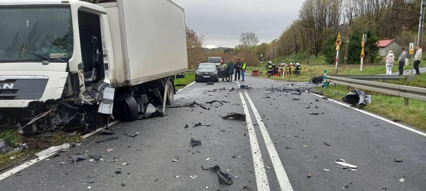 Poważny wypadek na drodze wojewódzkiej 981 w Sędziszowej. Doszło tam do zderzenia czterech samochodów