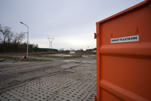 Do tej pory w Sępólnie Krajeńskim nie było obiektu, który w sposób zadowalający spełniałby funkcję PSZOK-u. Stąd decyzja, aby w bezpośrednim sąsiedztwie istniejącego punktu tymczasowego, zbudować obiekt z prawdziwego zdarzenia.